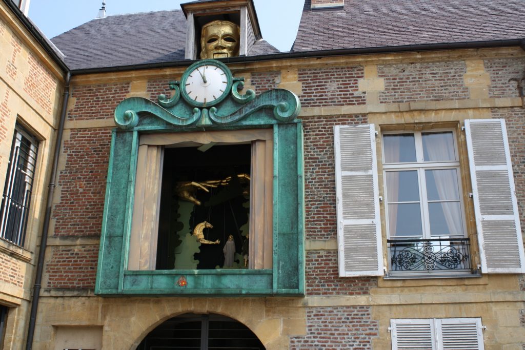 Grand marionnettiste à Charleville-Mézières, place Winston Churchill, dans les Ardennes