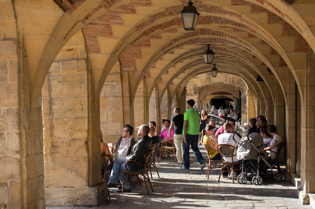 Vue sous les arcades de la place Ducale de Charleville-Mézières dans les Ardennes