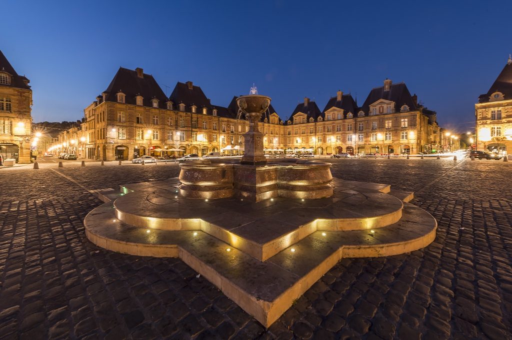 Place Ducale de nuit Charleville-Mézières dans les Ardennes