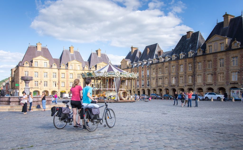 Fietsers op de Place Ducale in Charleville-Mézières in de Ardennen