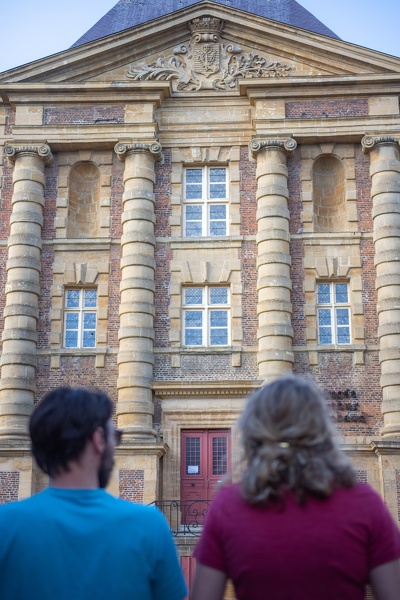 Rimbaud-Museum in Charleville-Mézières in den Ardennen mit zwei Radfahrern