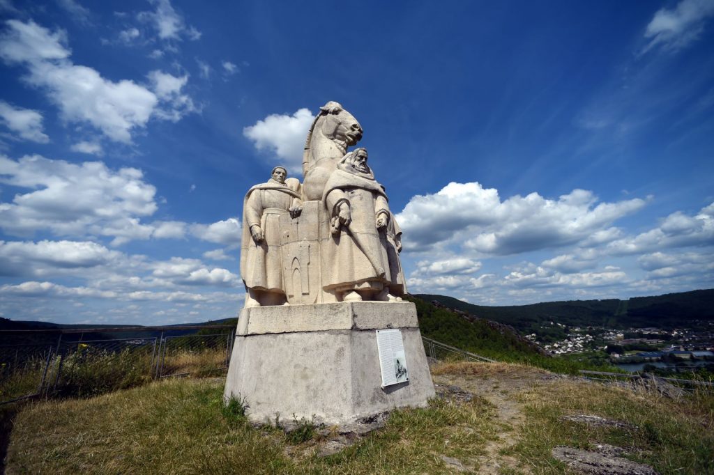Statue des 4 Fils Aymon au dessus de Bogny dans les Ardennes 