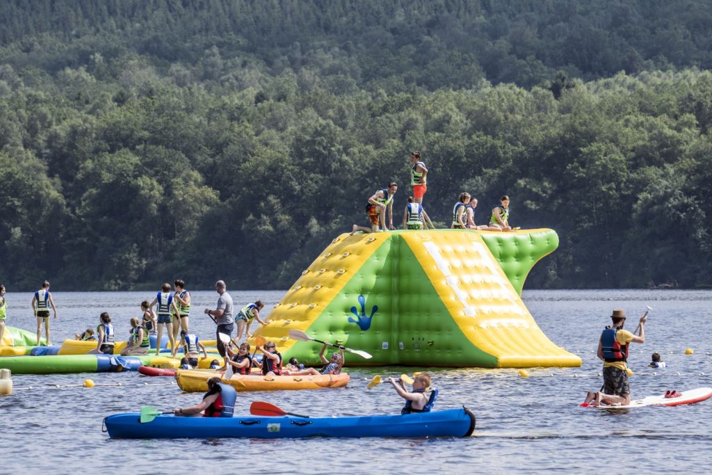 Activités aqualudiques sur le lac des Vieilles Forges - Youplaboum dans les Ardennes