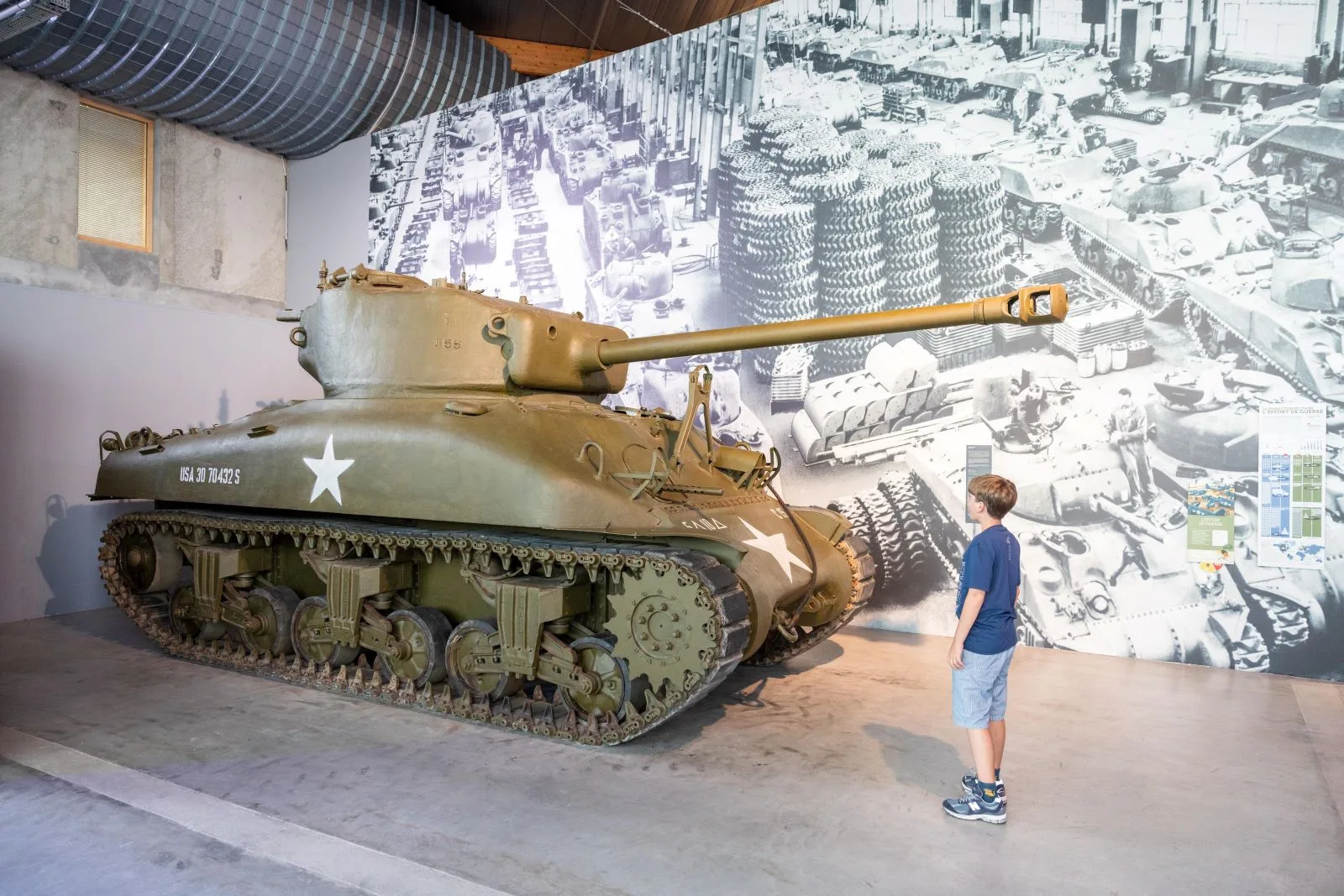 Musée Guerre et Paix à Novion-Porcien dans les Ardennes avec un jeune garçon