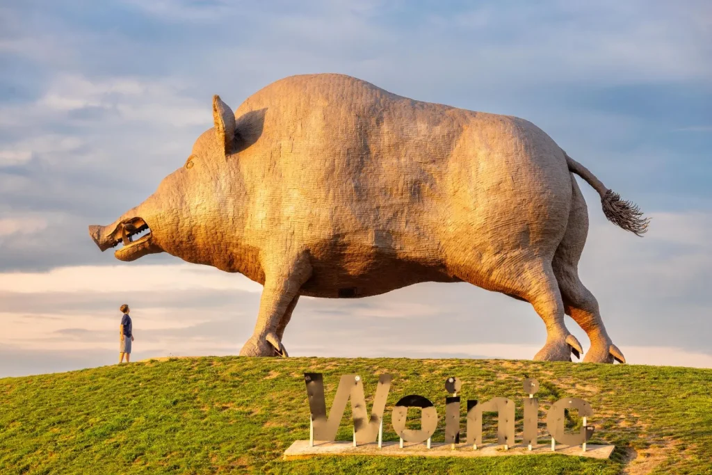 Woinic, sculpture monumentale en acier, le plus grand sanglier du monde, à Saulces-Monclin dans les Ardennes