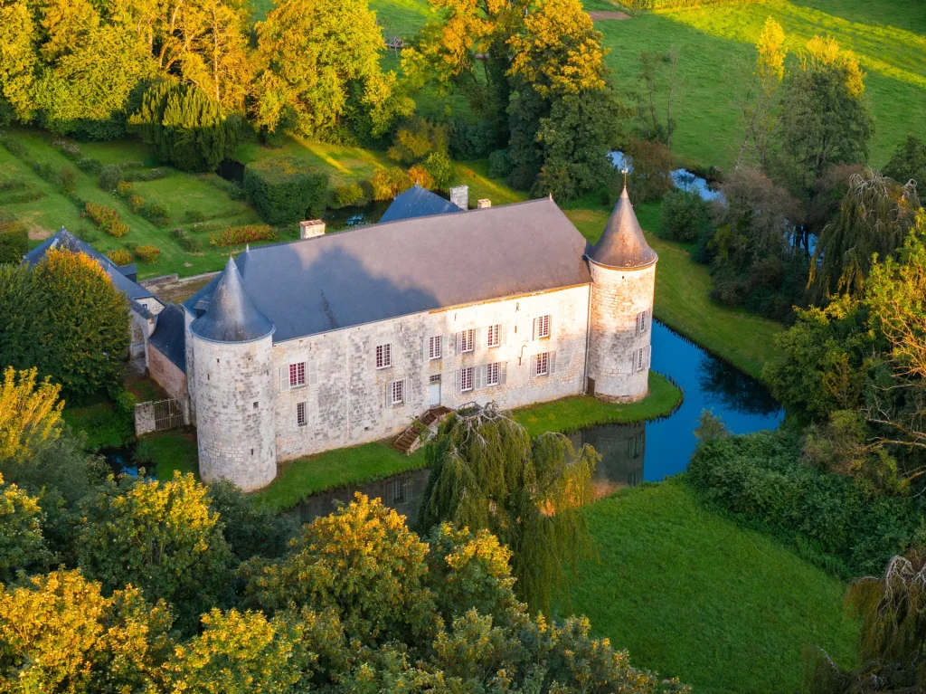 La Cour des Prés à Rumigny dans les Ardennes vue du ciel