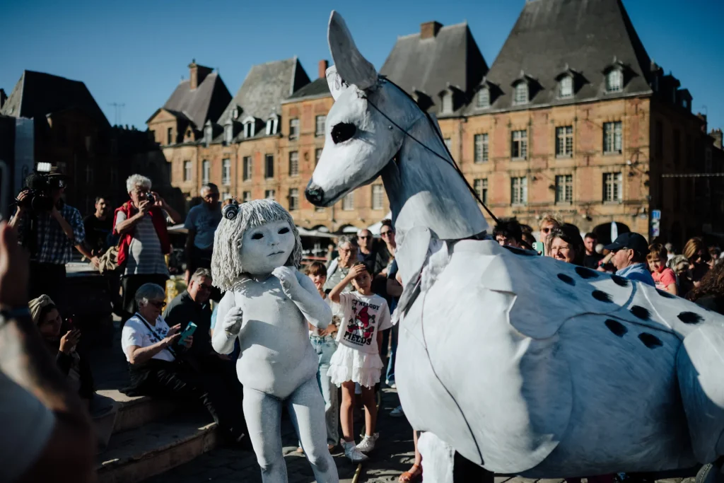 Spectacle de marionnettes place Ducale à Charleville-Mézières dans les Ardennes lors du festival mondial des théâtres de marionnettes 2025
