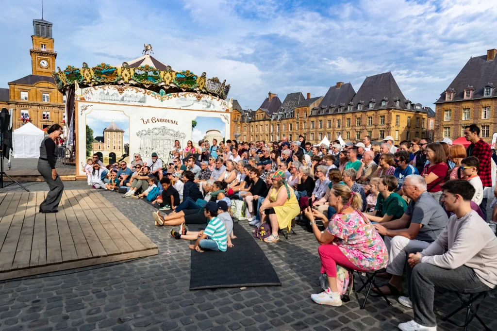 scène de rue lors du Festival mondial des théâtres de marionnettes 2025 place Ducale à Charleville-Mézières dans les Ardennes