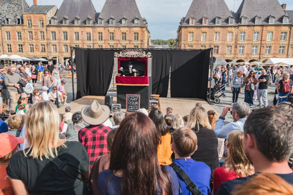 Spectacle de marionnettes place Ducale à Charleville-Mézières dans les Ardennes lors du festival mondial des théâtres de marionnettes 2025