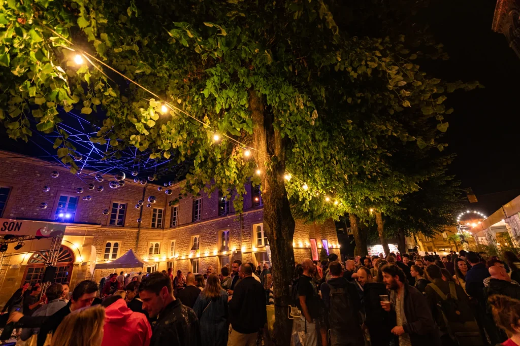 Festival mondial des théâtres de marionnettes 2025 de Charleville-Mézières dans les Ardennes - ambiance de nuit