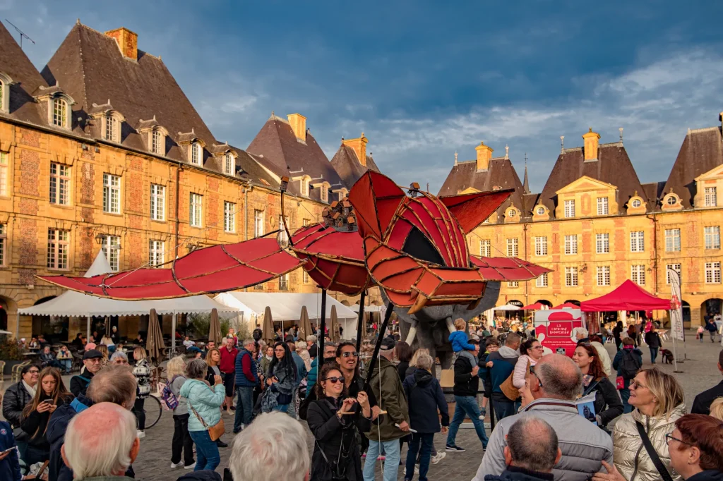 scène de rue lors du Festival mondial des théâtres de marionnettes 2025 place Ducale à Charleville-Mézières dans les Ardennes