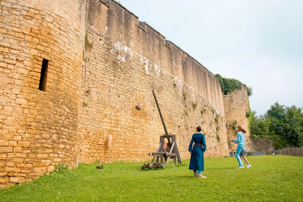 animation (catapulte) au château fort de Sedan dans les Ardennes