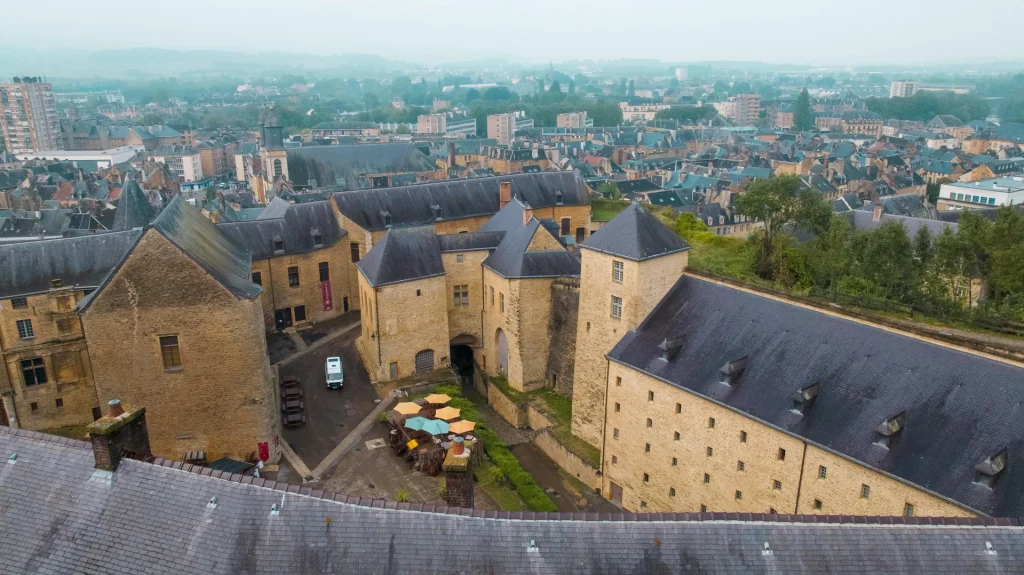 vue aérienne du château fort de Sedan dans les Ardennes