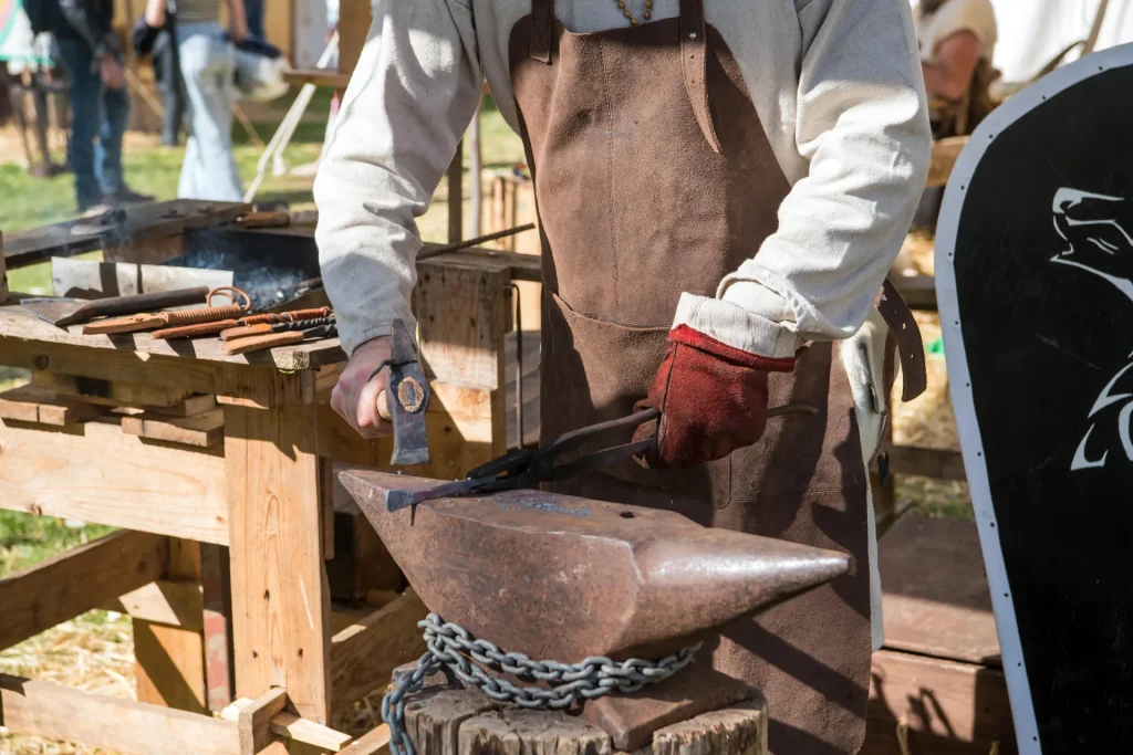 forgeron durant le festival médiéval de Sedan dans les Ardennes