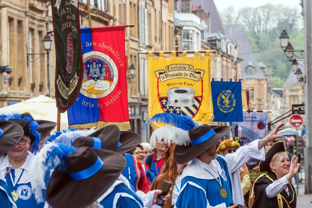 Festival des confréries en Ardenne à Charleville-Mézières dans les Ardennes - défilé dans les rues