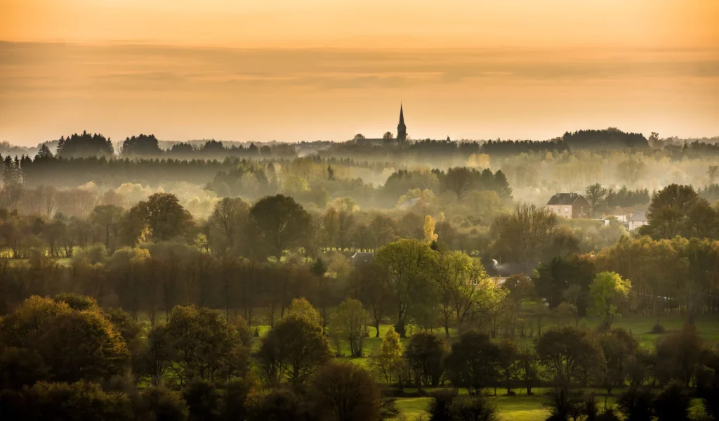 Rocroi se dévoile dans la brume matinale.