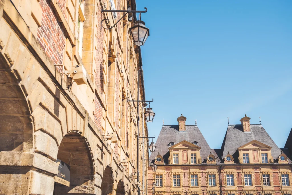 Façades et arcades de la place Ducale à Charleville-Mézières dans les Ardennes