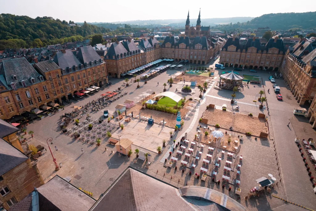 Vue de la place Ducale depuis le beffroi à Charleville-Mézières dans les Ardennes