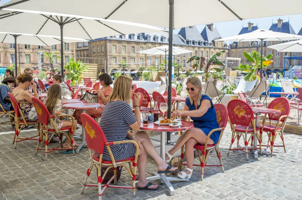 Terrasses et cafés place Ducale à Charleville-Mézières dans les Ardennes