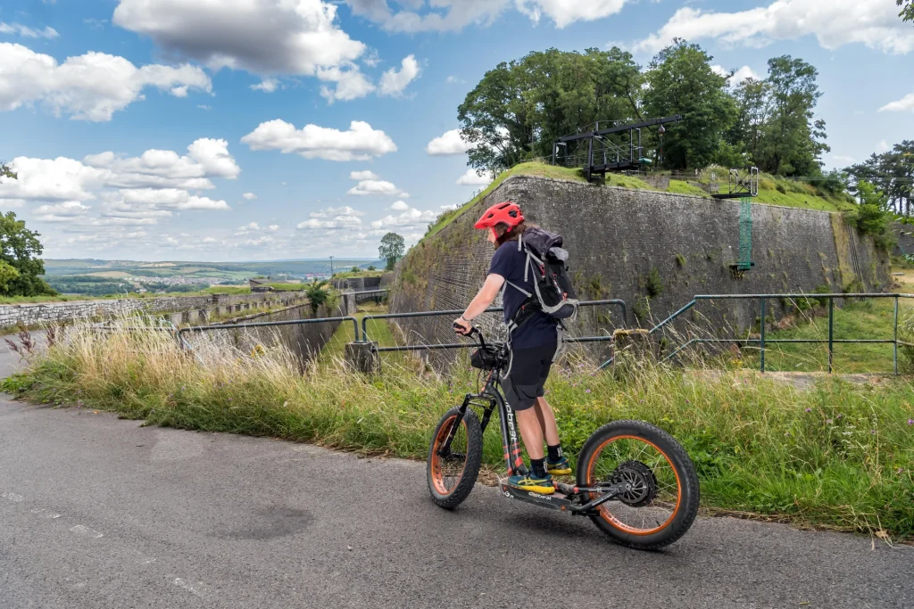 Trottinette électrique tout terrain à Charlemont à Givet dans les Ardennes