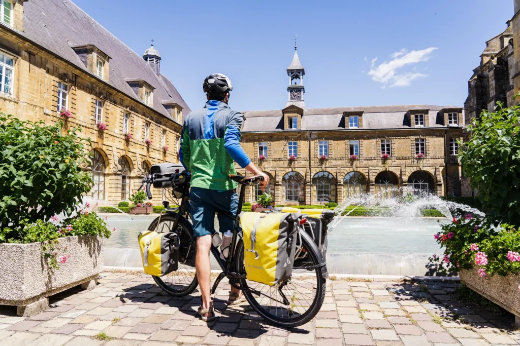 cycliste devant les jardins de l