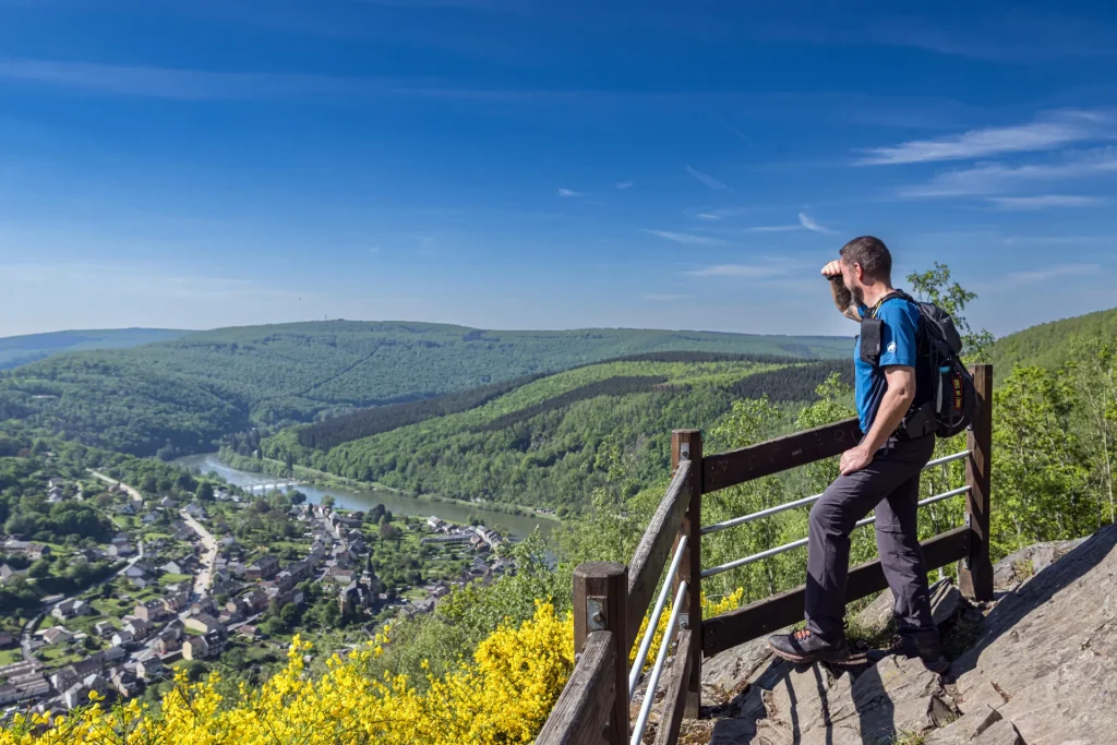 Vue sur la Boucle de la Meuse à Monthermé dans les Ardennes avec une personne au premier plan