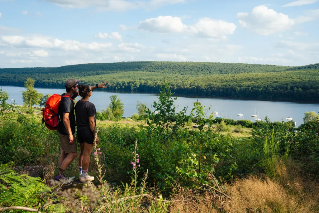 Lac des Vieilles Forges dans les Ardennes avec un couple