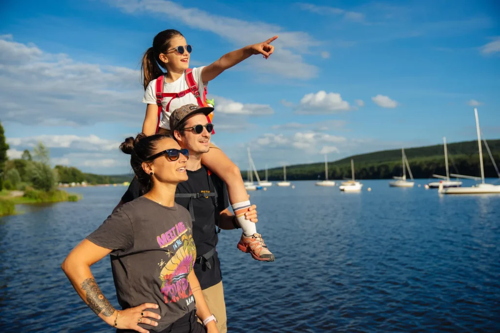 lac des Vieilles Forges dans les Ardennes avec une famille