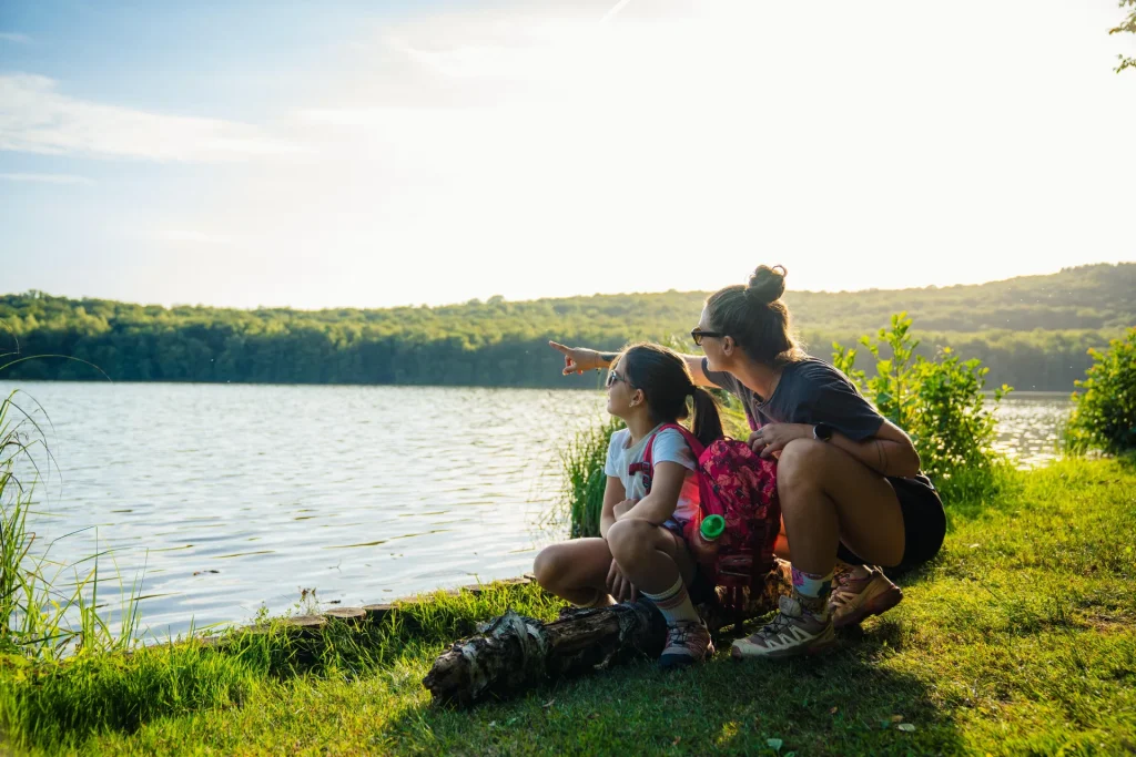 une femme avec sa fille sur le bord du lac des Vieilles Forges dans les Ardennes