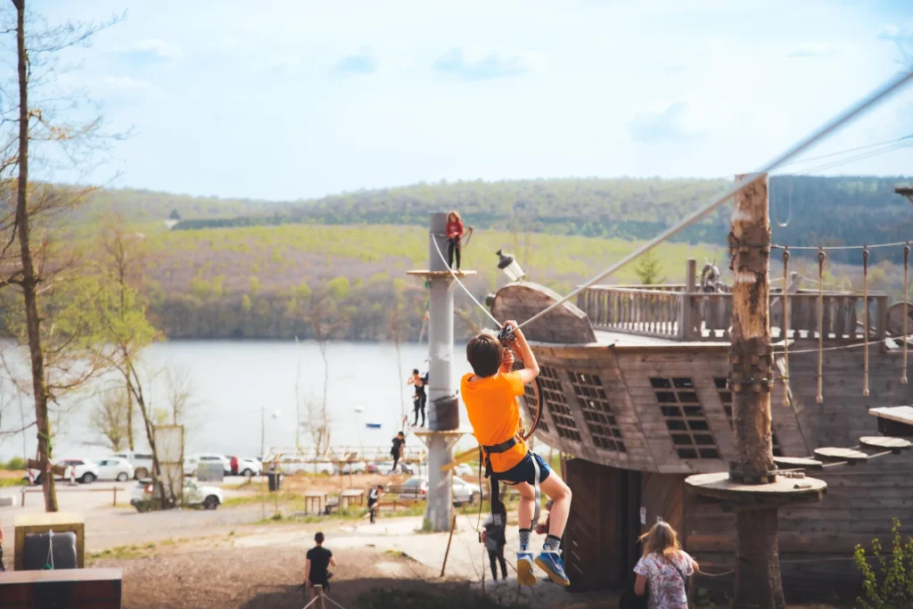 Accrobranche dans le parc Elfy Park à côté du lac des Vieilles Forges dans les Ardennes