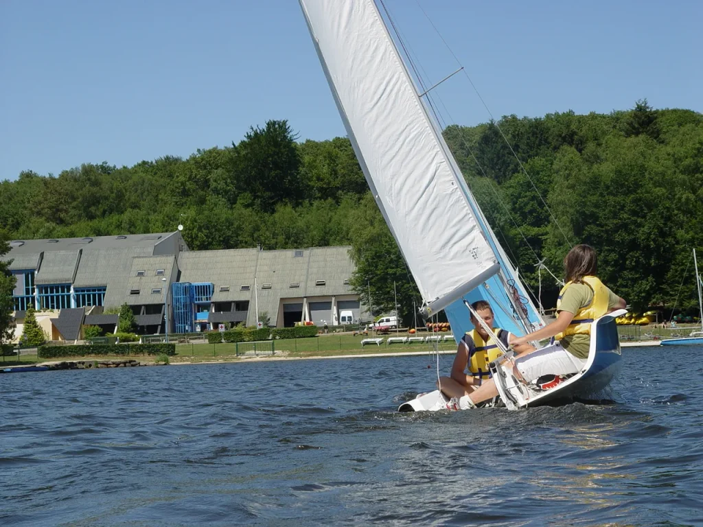 Voile sur le lac de Bairon dans les Ardennes
