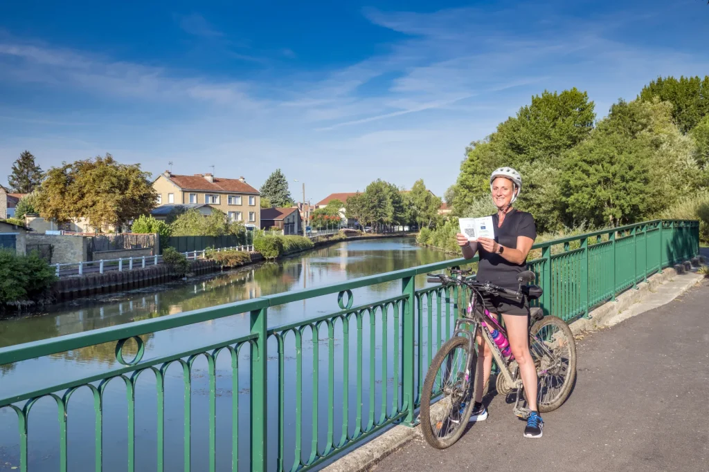 Cycliste sur la voie verte Sud Ardennes à Attigny