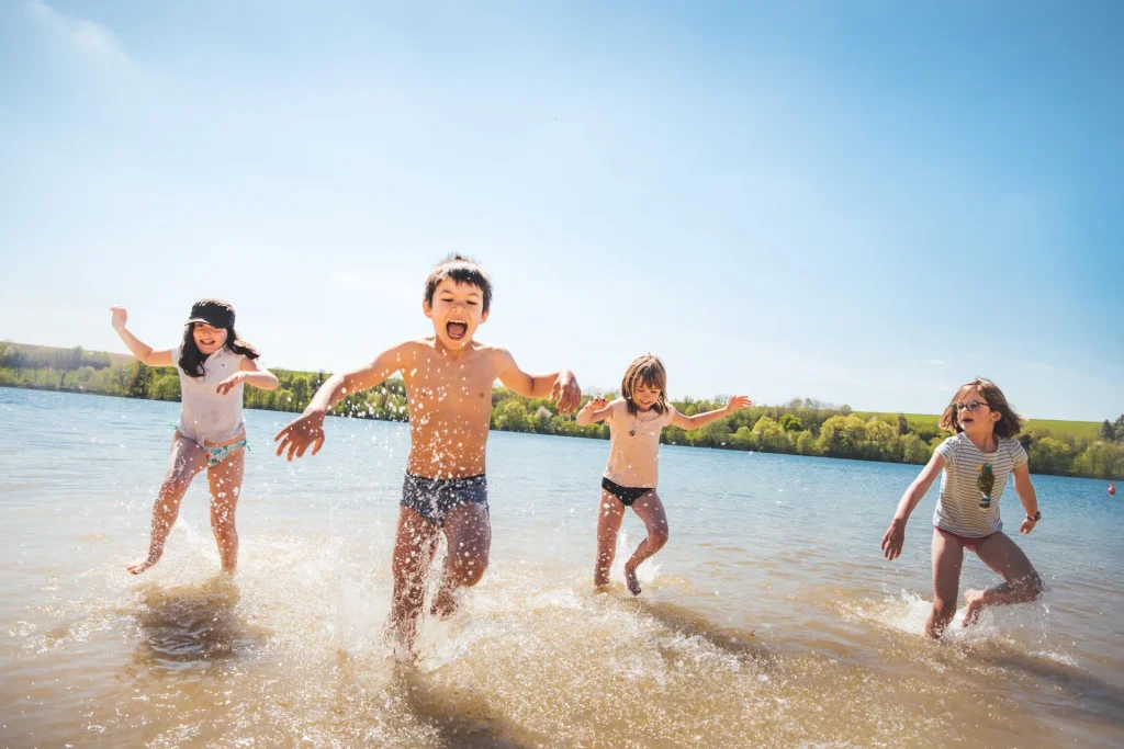 baignade sur le lac de Bairon dans les Ardennes