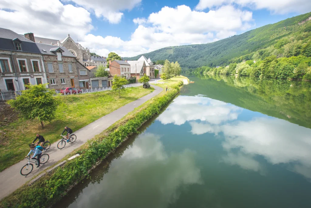 La Meuse à vélo EuroVelo 19 à Haybes dans les Ardennes