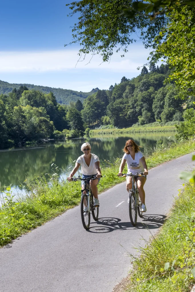 La Meuse à vélo EuroVelo 19 à Monthermé dans les Ardennes