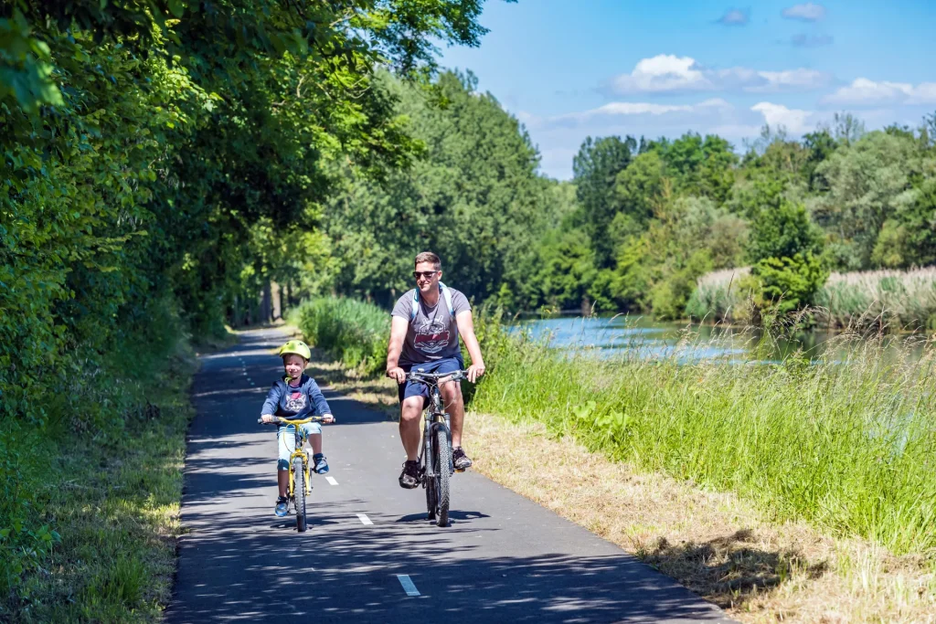 Famille avec vélos sur la voie verte Sud Ardennes à Nanteuil sur Aisne