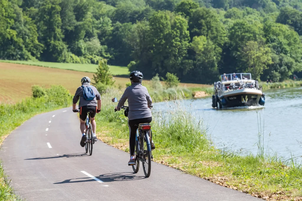 Cyclistes sur la voie verte Sud Ardennes - Vélos