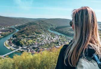 Face à l'impressionnante boucle de Monthermé