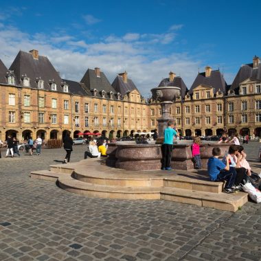 Vue de la place ducale à Charleville-Mézières dans les Ardennes