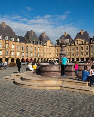 Vue de la place ducale à Charleville-Mézières dans les Ardennes