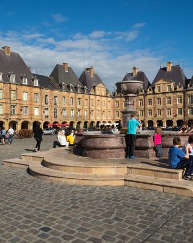 Vue de la place ducale à Charleville-Mézières dans les Ardennes