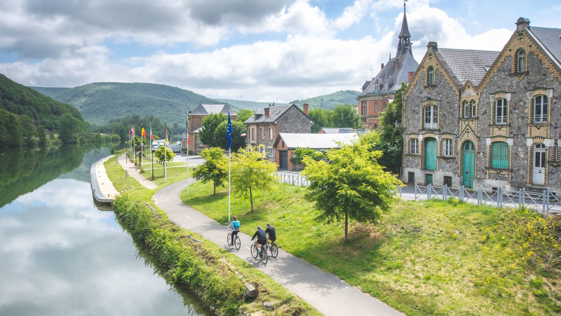 Fietsen langs de Maas (EuroVelo 19) in Häbès, Ardennen.