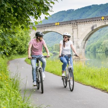 En couple sur la Voie verte Trans-Ardennes