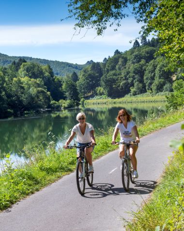 La Meuse à Vélo EuroVelo 19 à Monthermé dans les Ardennes avec deux cyclistes