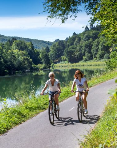 La Meuse à Vélo EuroVelo 19 à Monthermé dans les Ardennes avec deux cyclistes