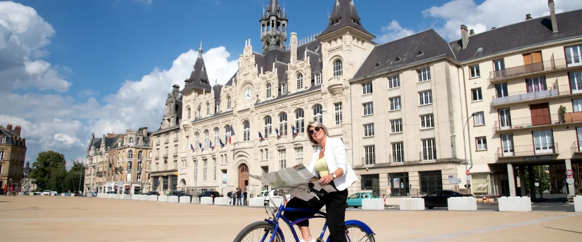Met de fiets, Place de l'Hôtel de Ville