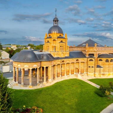 Eglise d'Asfeld dans les Ardennes en forme de viole de gambe