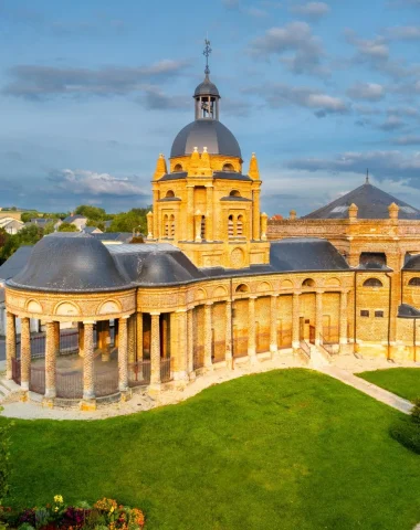 Eglise d'Asfeld dans les Ardennes en forme de viole de gambe