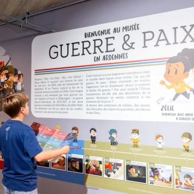 Musée Guerre et Paix à Novion-Porcien dans les Ardennes avec un jeune garçon