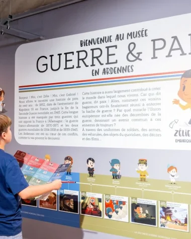 Musée Guerre et Paix à Novion-Porcien dans les Ardennes avec un jeune garçon